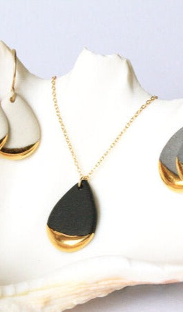 Teardrop Necklace: Black