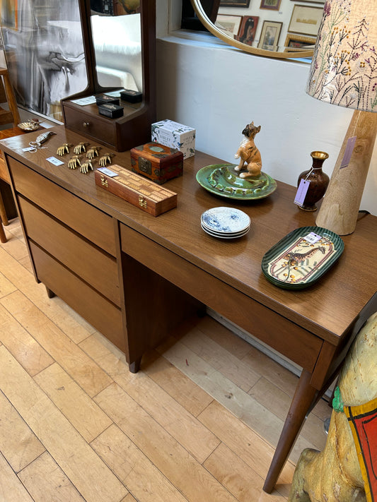 Stanley Furniture Distinctive 4 Drawer Desk