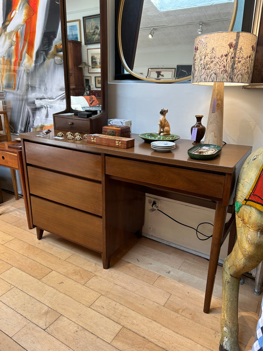 Stanley Furniture Distinctive 4 Drawer Desk