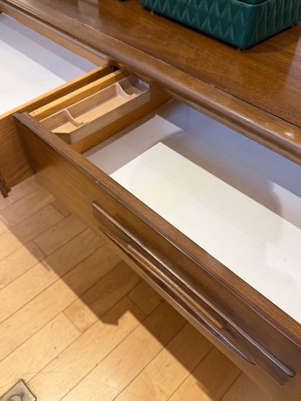 Broyhill Premier Low 6 Drawer Dresser with Wood Pulls